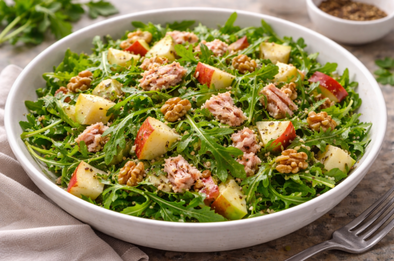 Ensalada de rúcula, nueces, manzana y atún claro