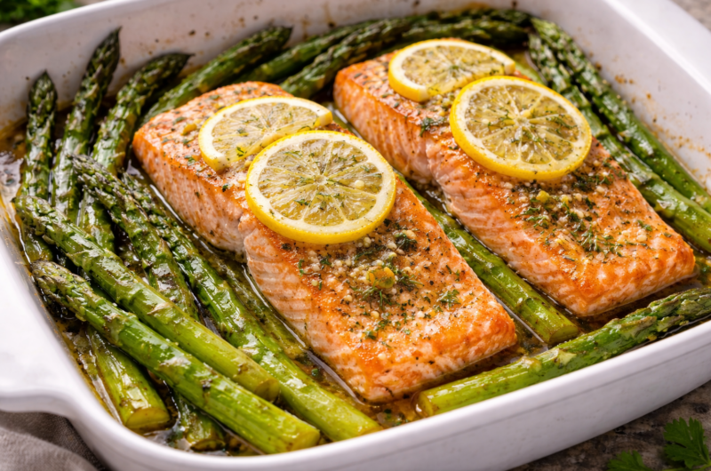 Salmón al horno con espárragos trigueros y limón